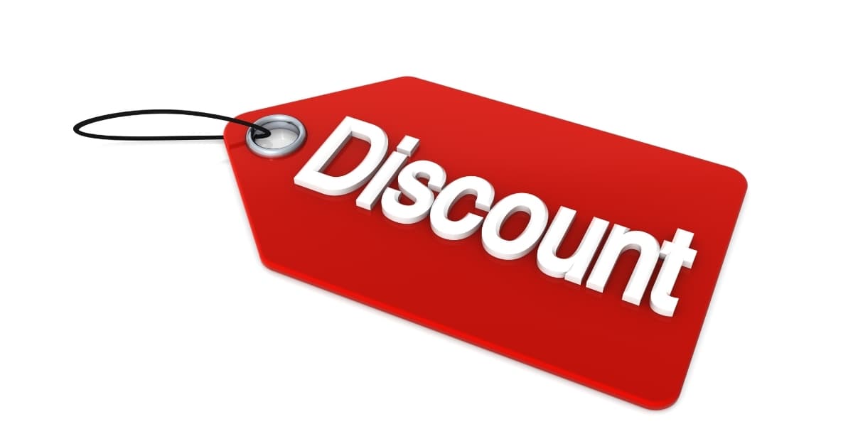 Red price tag with white 3D “Discount” text, symbolizing special offers, sales promotions, and online shopping savings.